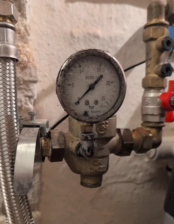 Water pressure gauge